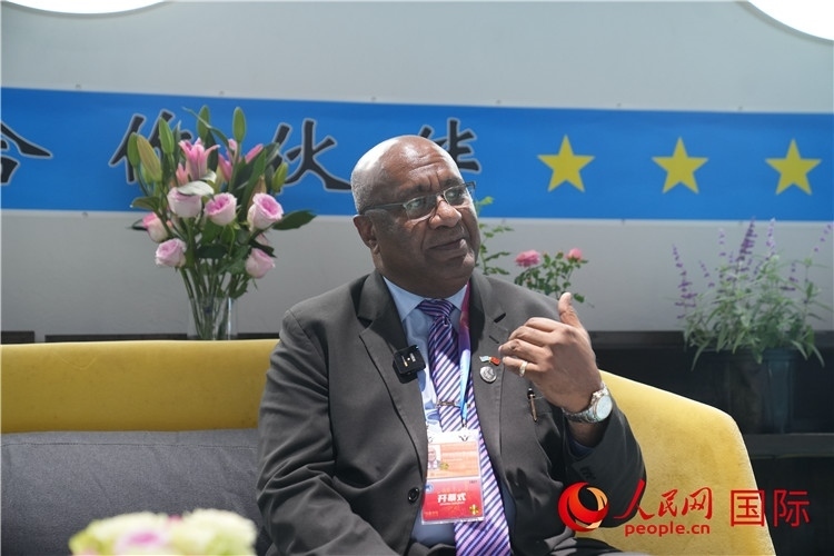 斐濟(jì)副總理兼貿(mào)易部長(zhǎng)卡米卡米加談參加進(jìn)博會(huì)感受。人民網(wǎng)記者 吳超嵐攝