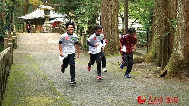 中日青少年在百年古剎里奔跑，揮灑青春的汗水。人民網(wǎng) 蔣曉辰攝