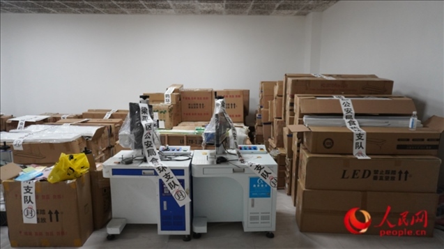 查封的假冒品牌燈具等。人民網(wǎng) 肖聰聰 攝