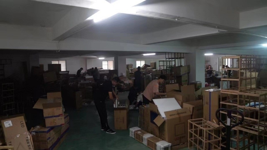 查處倉(cāng)庫(kù)現(xiàn)場(chǎng)。重慶市梁平區(qū)公安局供圖。