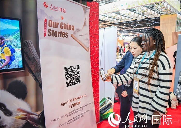 觀眾掃碼《我們的中國故事》系列視頻。人民網(wǎng) 郭錦標(biāo)攝