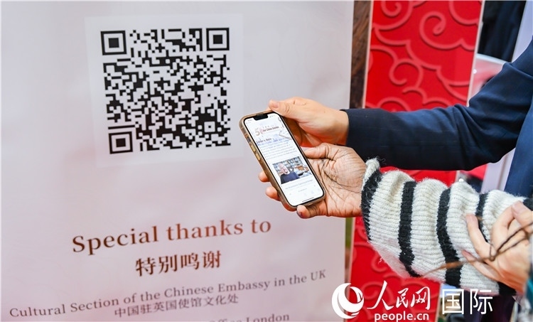 觀眾掃碼《我們的中國故事》系列視頻。人民網(wǎng) 郭錦標(biāo)攝