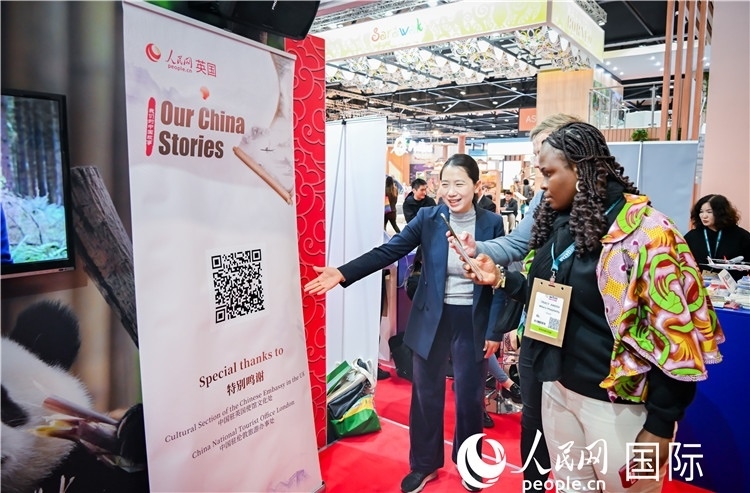 觀眾掃碼《我們的中國故事》系列視頻。人民網(wǎng) 郭錦標(biāo)攝