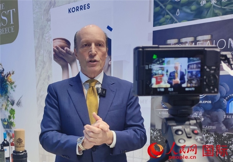 希華集團(tuán)創(chuàng)始人兼首席執(zhí)行官甘德密先生接受采訪。人民網(wǎng) 殷韜攝