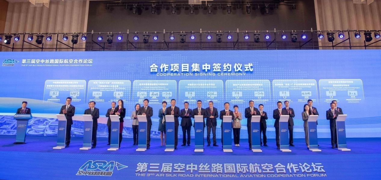 圖為7個(gè)國(guó)內(nèi)外合作項(xiàng)目現(xiàn)場(chǎng)簽約。人民網(wǎng)記者 唐宋攝