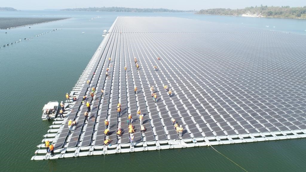 2021年1月23日，施工人員檢查泰國烏汶府詩琳通大壩綜合浮體光伏項(xiàng)目的太陽能板安裝情況。新華社發(fā)（泰國國家電力局項(xiàng)目組供圖）