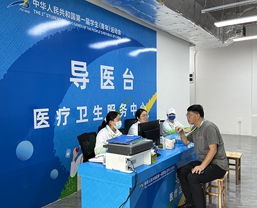 村內(nèi)住客在醫(yī)療衛(wèi)生服務(wù)中心導(dǎo)醫(yī)臺(tái)問(wèn)診。人民網(wǎng)記者 歐興榮攝