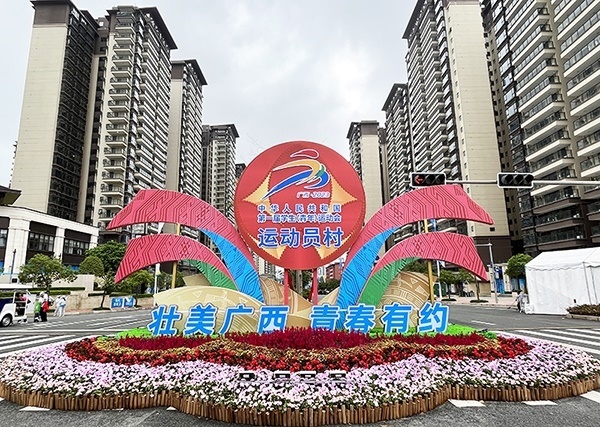 運(yùn)動(dòng)員村入口處標(biāo)識(shí)標(biāo)牌成為極受歡迎的打卡點(diǎn)。人民網(wǎng)記者 歐興榮攝