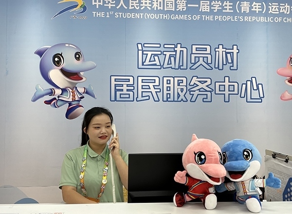 朱珊妮在接聽住宿服務(wù)中心的熱線電話。人民網(wǎng)記者 歐興榮攝