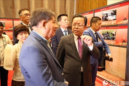 論壇期間配套舉行“‘?dāng)[脫貧困之路’——寧德扶貧開(kāi)發(fā)圖片展”。人民網(wǎng)記者樊帆 攝