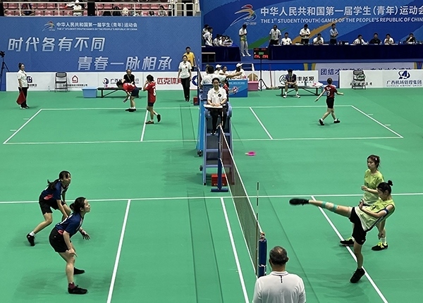 11月11日，第一屆全國(guó)學(xué)生（青年）運(yùn)動(dòng)會(huì)毽球（校園組）比賽現(xiàn)場(chǎng)。人民網(wǎng)記者 歐興榮攝