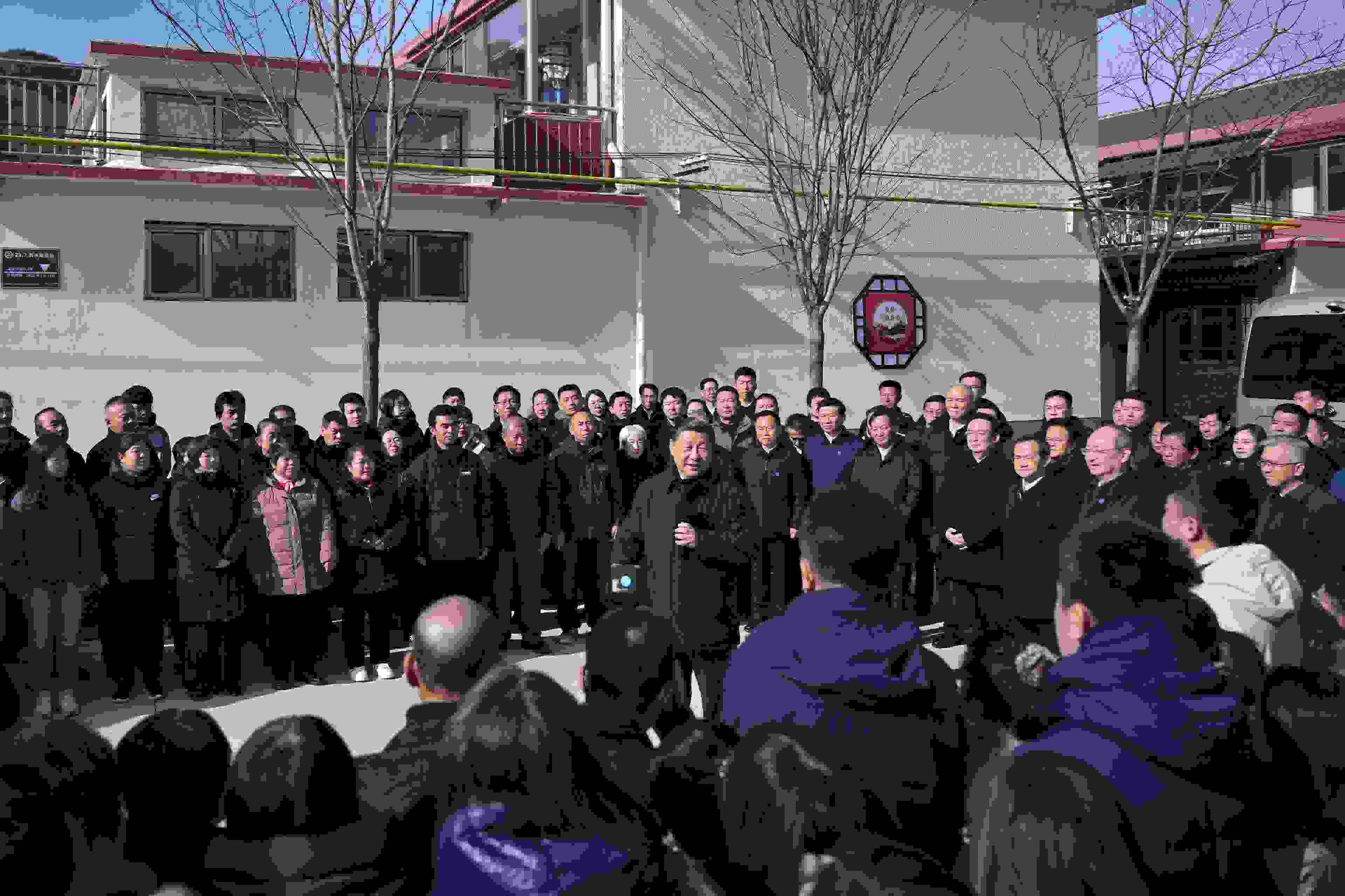 2023年11月10日，習(xí)近平總書記在北京市門頭溝區(qū)妙峰山鎮(zhèn)水峪嘴村考察時，同當(dāng)?shù)厝罕娪H切交流。