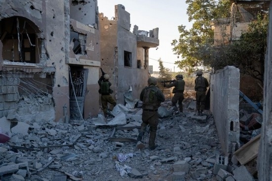 這張以色列國防軍11月12日發(fā)布的照片顯示，以軍地面部隊在加沙地帶北部開展軍事行動。新華社發(fā)