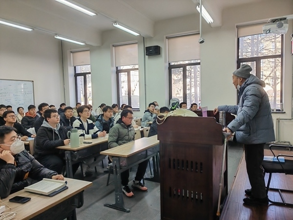 鐘萬勰院士為研究生上課。大連理工大學供圖