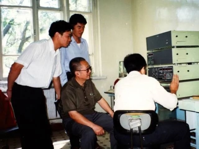 秦裕琨與團隊在一起。哈爾濱工業(yè)大學供圖