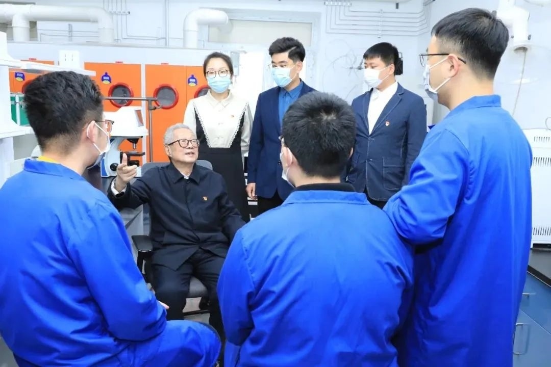 秦裕琨院士在實驗室與青年師生交流。哈爾濱工業(yè)大學供圖