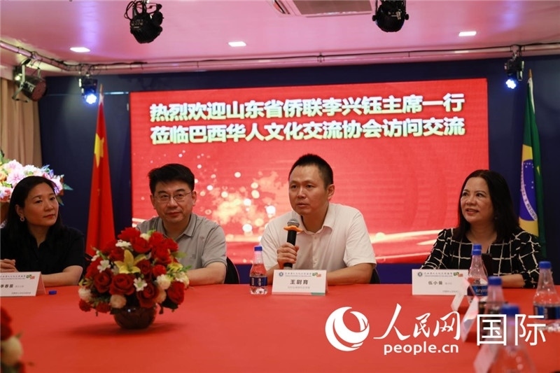 中國(guó)駐里約熱內(nèi)盧副總領(lǐng)事王尉育（右二）發(fā)表致辭。人民網(wǎng)記者宋亦然攝