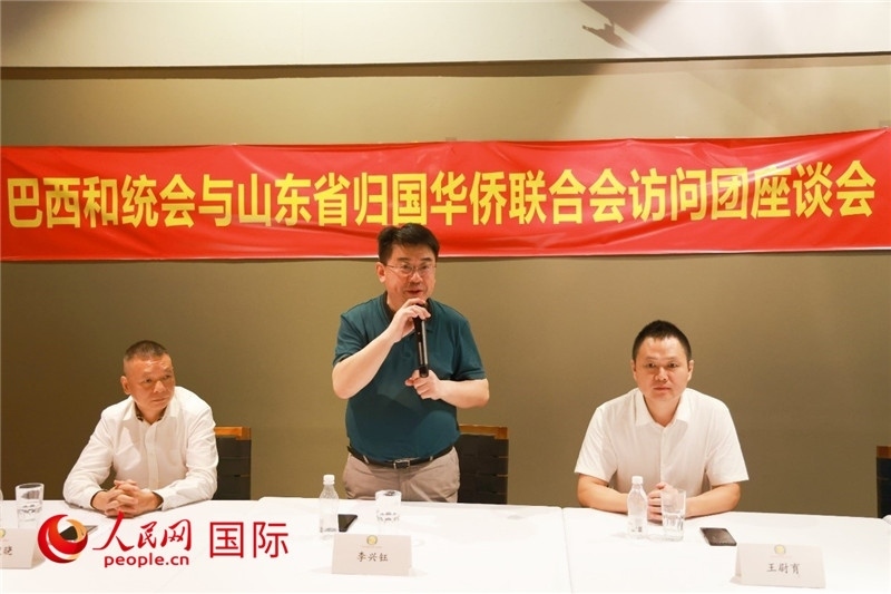 中國(guó)僑聯(lián)副主席、山東省僑聯(lián)主席李興鈺（中）在座談會(huì)上致辭。人民網(wǎng)記者 陳海琪攝