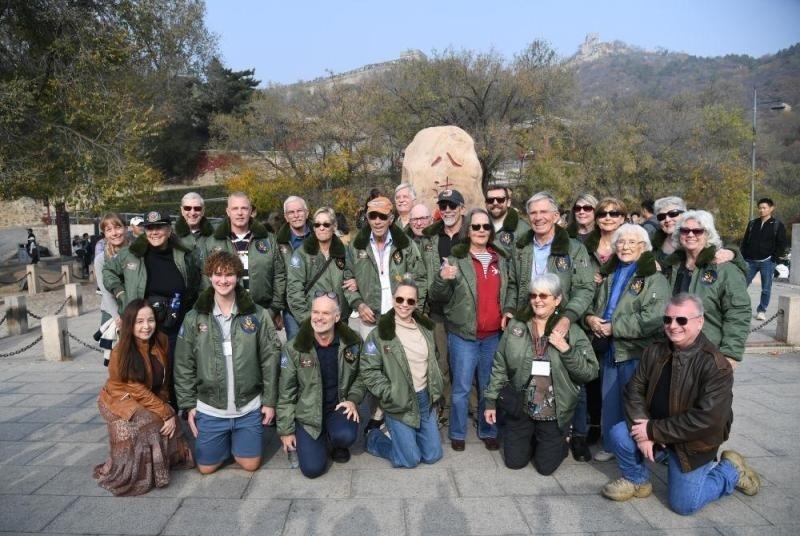 2023年10月29日，美國飛虎隊老兵莫耶一行人在北京八達嶺長城合影留念。