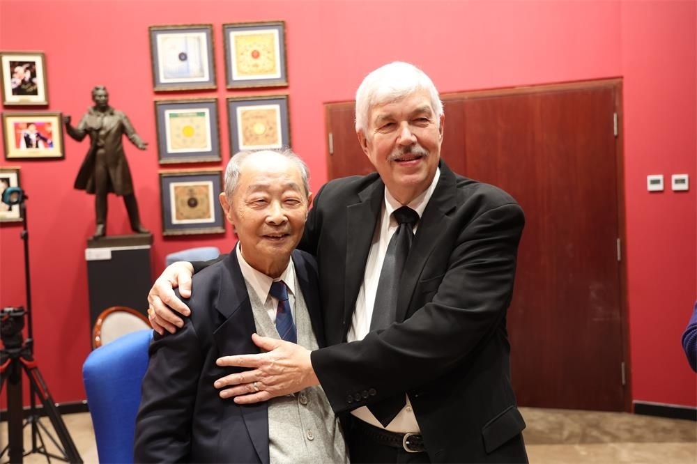 費城交響樂團小提琴演奏家戴維·布斯與原中央樂團小提琴演奏家朱信人50年后再相聚。