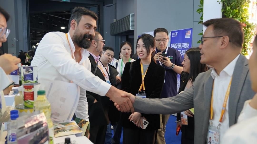 第六屆進博會上，國內(nèi)一家超市行業(yè)的客商與來自美國佐治亞州的企業(yè)展商達成初步合作意向。