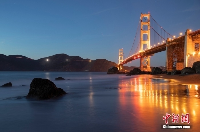 當(dāng)?shù)貢r(shí)間10月29日，美國(guó)舊金山金門大橋在海浪和夜色的襯托下美如一幅畫。<a target='_blank' href='/'><p class=