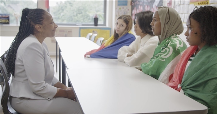 瓊·戴嵐與學(xué)生交流。帕特里克·謝德-西蒙茲攝