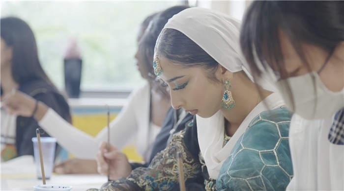 學(xué)生學(xué)習(xí)中國(guó)書法。帕特里克·謝德-西蒙茲攝