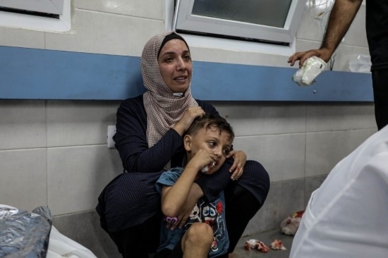 11月3日，人們在加沙城希法醫(yī)院接受治療。新華社發(fā)