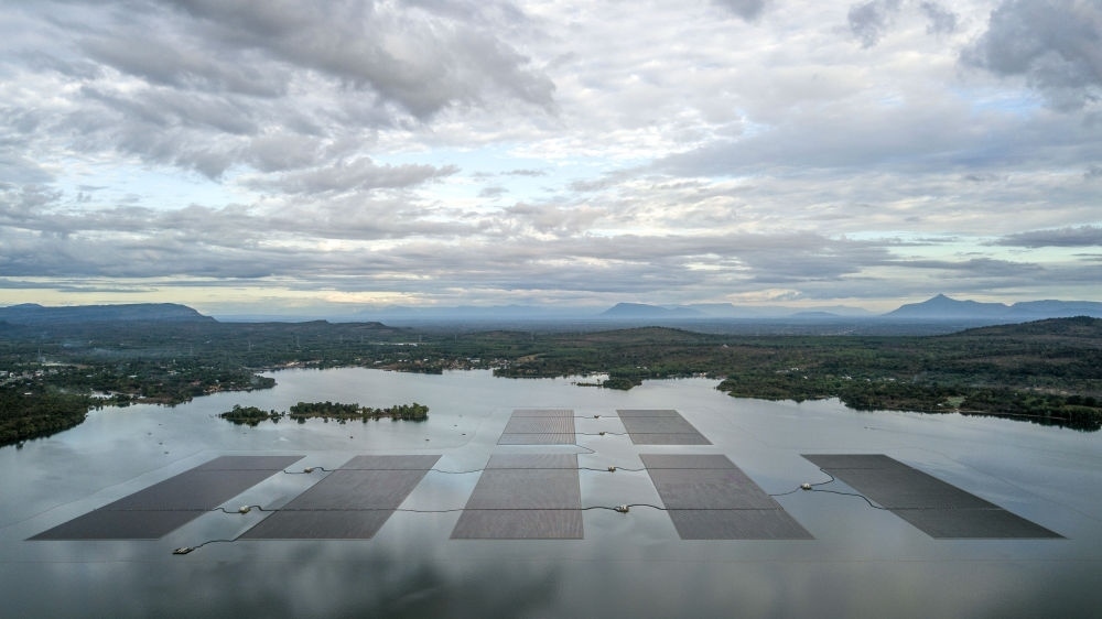 這是2022年12月8日在泰國烏汶府詩琳通水庫拍攝的浮體光伏項目（無人機(jī)照片）。中泰兩國聯(lián)合修建的浮體光伏項目2021年10月投入商業(yè)運(yùn)營。中國制造的電池板不斷將日光轉(zhuǎn)化為清潔電能，輸送至當(dāng)?shù)厍Ъ胰f戶。