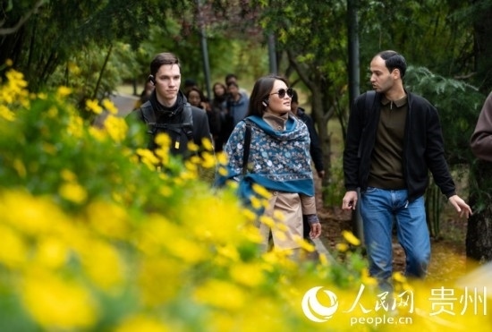 歐亞國(guó)家媒體記者走進(jìn)觀山湖公園。人民網(wǎng) 陽茜攝