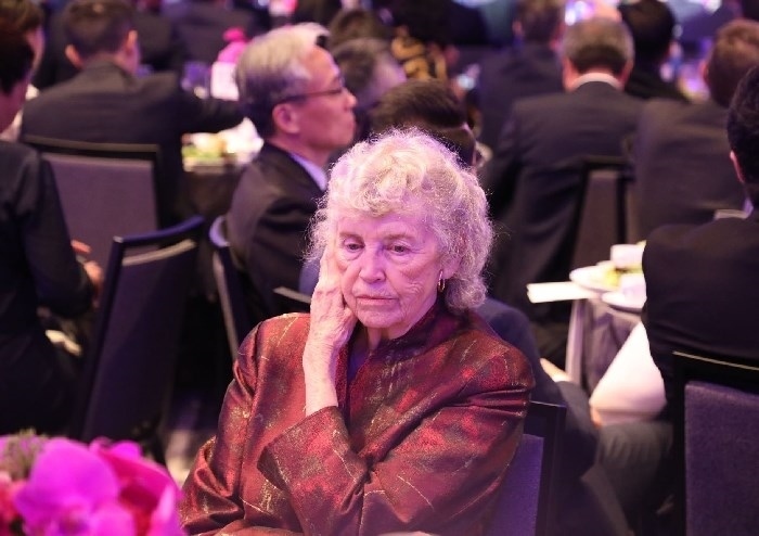 當(dāng)?shù)貢r(shí)間11月15日晚，國家主席習(xí)近平在美國舊金山出席美國友好團(tuán)體聯(lián)合舉行的歡迎宴會。在熱烈的掌聲中，習(xí)近平發(fā)表重要演講。圖為參加晚宴人士認(rèn)真聆聽演講。人民日報(bào)記者 李志偉 攝