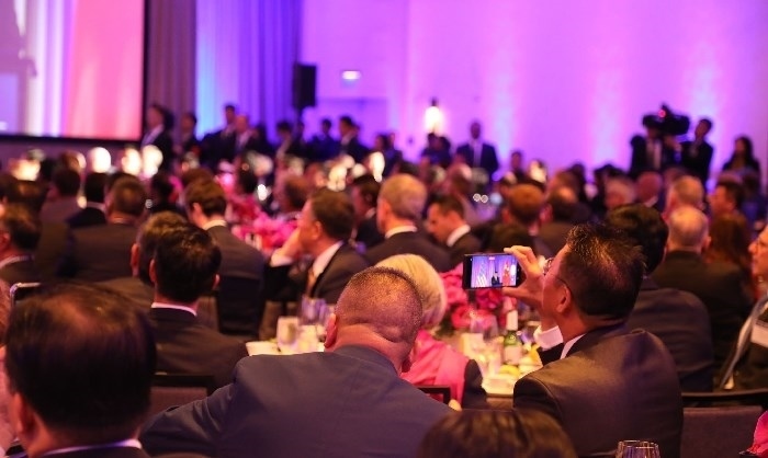 當(dāng)?shù)貢r(shí)間11月15日晚，國家主席習(xí)近平在美國舊金山出席美國友好團(tuán)體聯(lián)合舉行的歡迎宴會。在熱烈的掌聲中，習(xí)近平發(fā)表重要演講。圖為參加晚宴人士認(rèn)真聆聽演講。人民日報(bào)記者 李志偉 攝