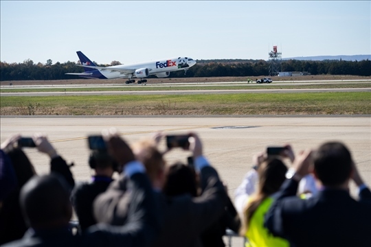 2023年11月8日，運送大熊貓的專機從美國弗吉尼亞州的華盛頓杜勒斯國際機場起飛。旅居美國的大熊貓“美香”“添添”和它們在華盛頓出生并長大的雄性幼崽“小奇跡”當天啟程返回中國。新華社記者 劉杰攝