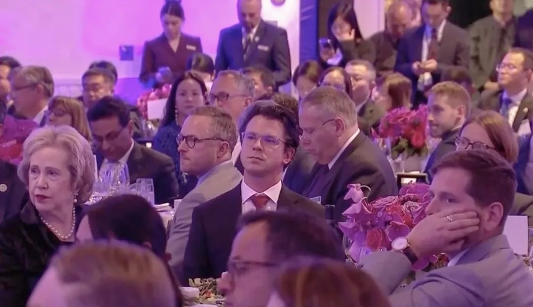 △當(dāng)?shù)貢r(shí)間11月15日晚，習(xí)近平主席在美國(guó)友好團(tuán)體聯(lián)合歡迎宴會(huì)上發(fā)表演講。圖為參加宴會(huì)的人士認(rèn)真聆聽演講。