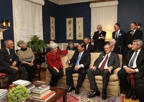 △2012年2月15日，習(xí)近平在前艾奧瓦州友好省州委員會(huì)委員蘭蒂夫人（左三）的家中回憶1985年訪問該地時(shí)的情景。