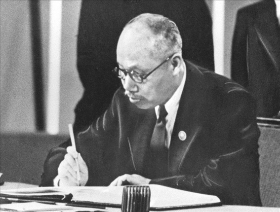 董必武在《聯(lián)合國憲章》上簽名。新華社發(fā)