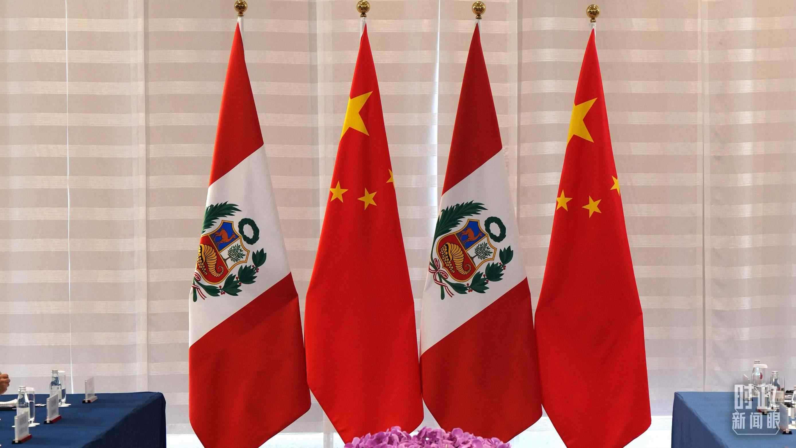 △會談現(xiàn)場的中秘兩國國旗。（總臺國廣記者李晉拍攝）