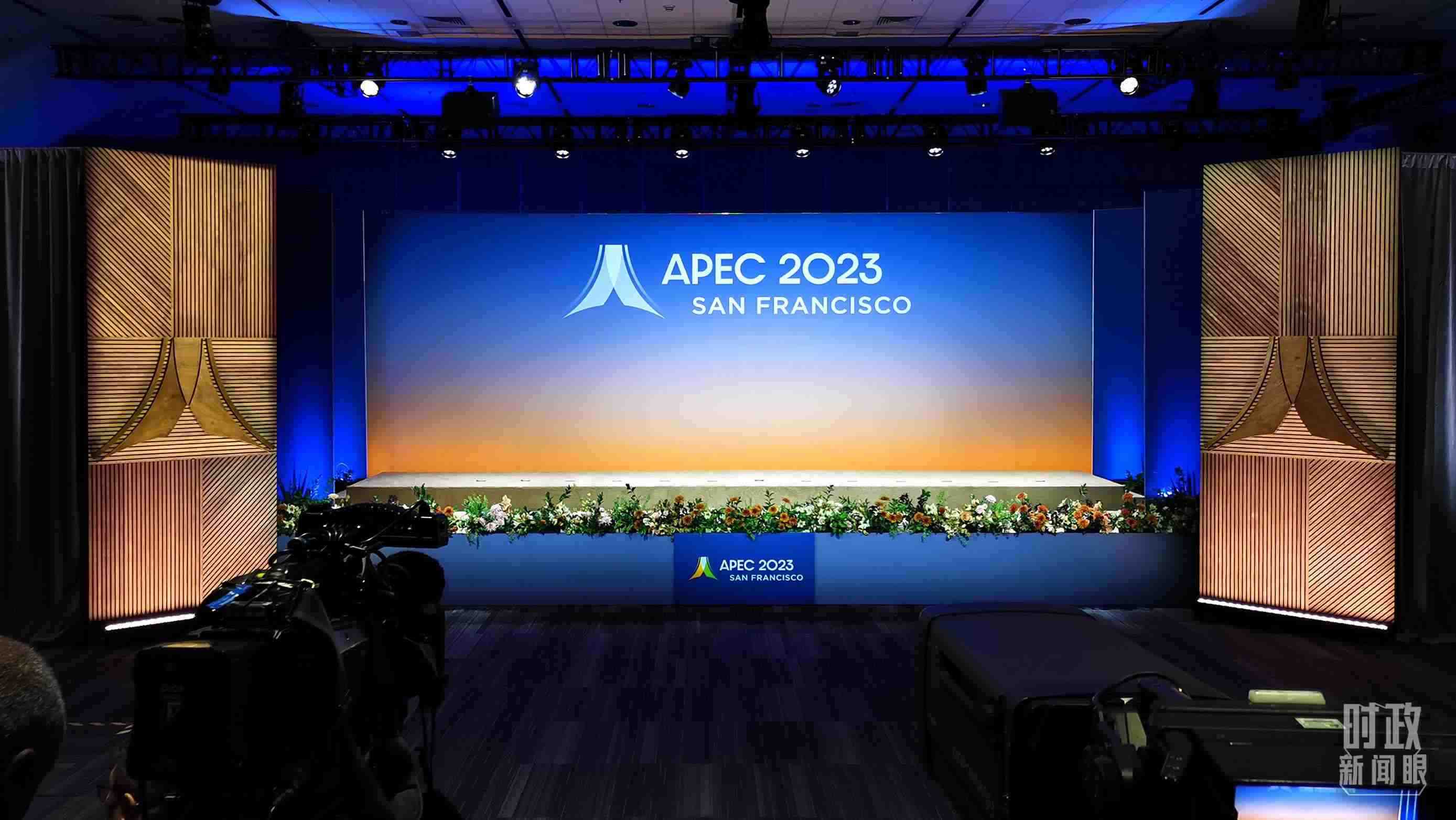 △16日，APEC領(lǐng)導(dǎo)人同東道主嘉賓在對話會前集體合影，圖為記者們在等待合影開始。（總臺央視記者石偉明拍攝）