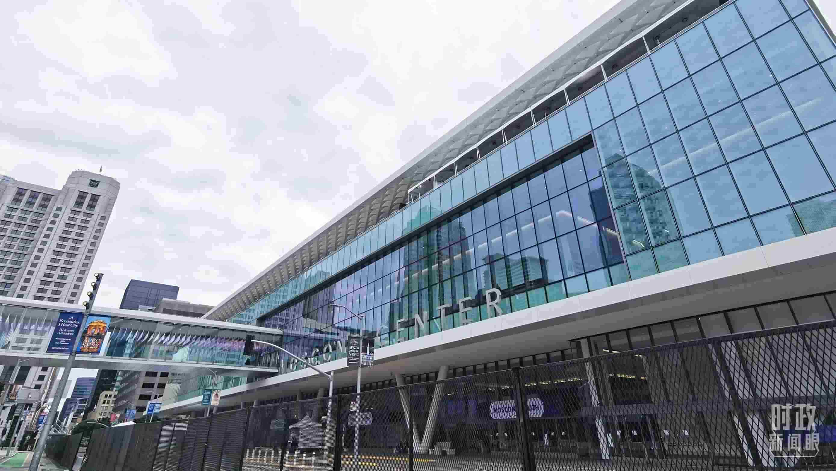 △美國舊金山，莫斯康中心，APEC第三十次領(lǐng)導(dǎo)人非正式會議在這里舉行。（總臺央視記者曹亞星拍攝）