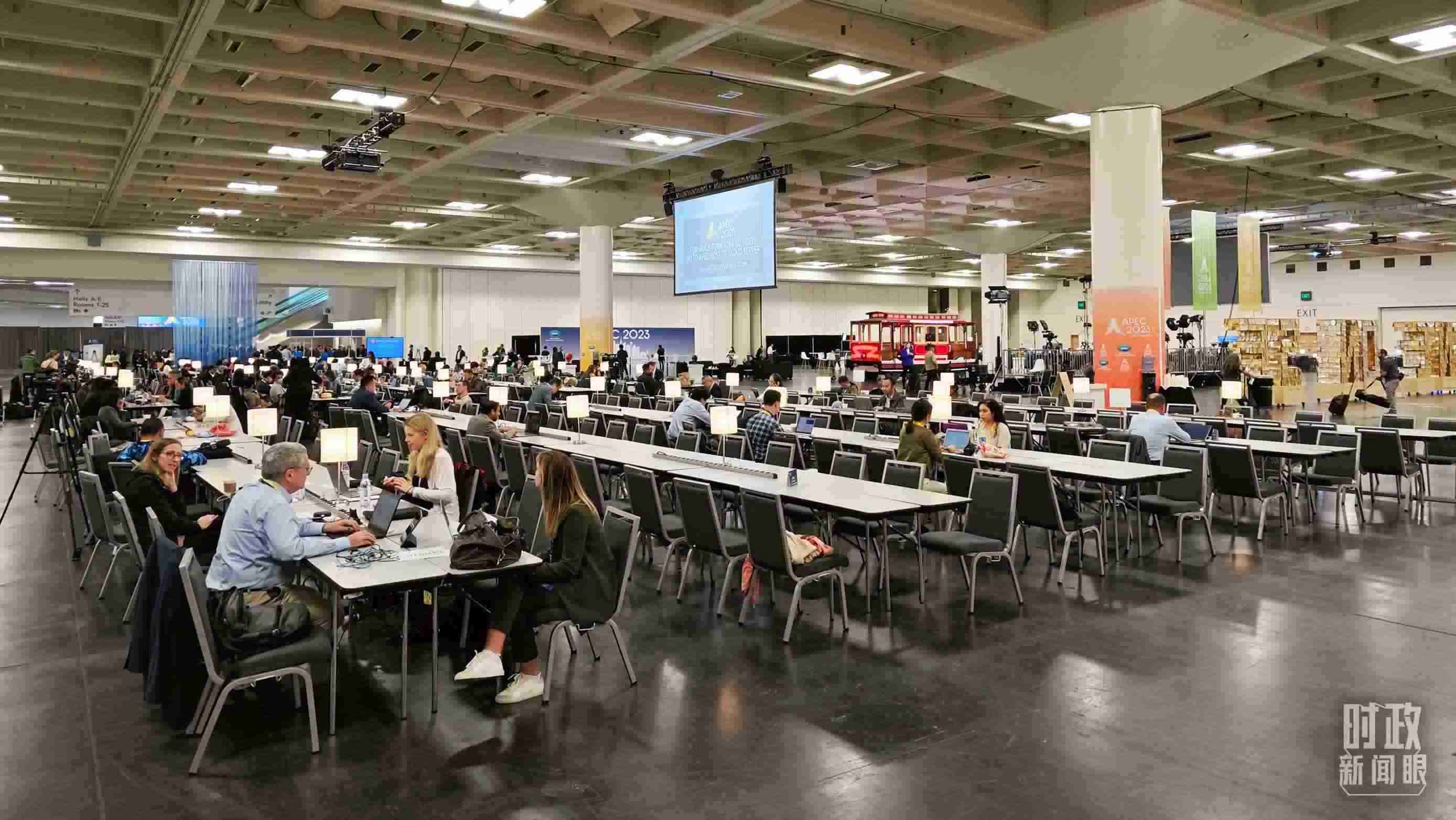 △APEC會議國際媒體中心，各國記者正在工作。（總臺央視記者王哈男拍攝）