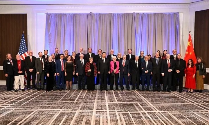 當(dāng)?shù)貢r(shí)間11月15日晚，國家主席習(xí)近平在美國舊金山出席美國友好團(tuán)體聯(lián)合舉行的歡迎宴會。這是宴會開始前，習(xí)近平會見飛虎隊(duì)和史迪威將軍后人、鼓嶺、艾奧瓦州、華盛頓州等方面友好人士代表，同他們親切交談并合影留念。圖源：新華社