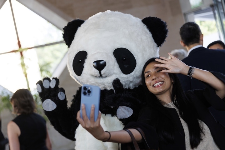 2022年8月24日，在美國華盛頓中國駐美國大使館，來賓與大熊貓玩偶合影。