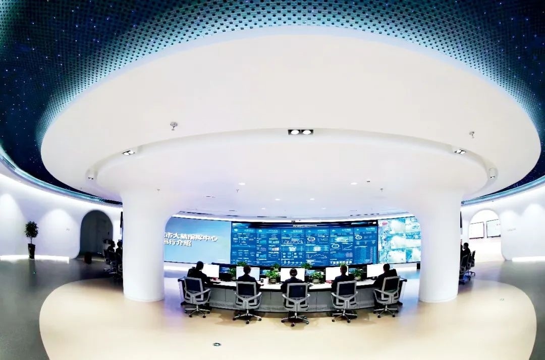 2021年2月2日，江西省撫州市東鄉(xiāng)區(qū)城市大腦指揮中心，工作人員通過城市大腦指揮平臺(tái)實(shí)時(shí)監(jiān)控、抓取、分析相關(guān)案件。