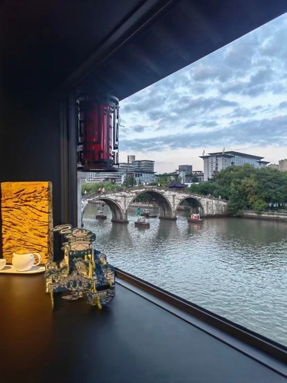 文創(chuàng)產品與拱宸橋。（受訪者供圖）