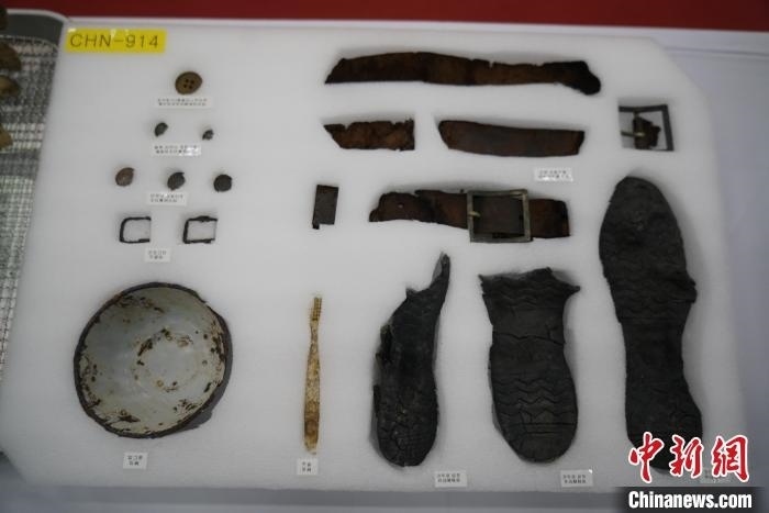 當(dāng)?shù)貢r(shí)間11月22日上午，第十批在韓中國(guó)人民志愿軍烈士遺骸裝殮儀式在韓國(guó)舉行。圖為裝殮儀式現(xiàn)場(chǎng)拍攝的部分志愿軍烈士遺物。中新社記者劉旭 攝