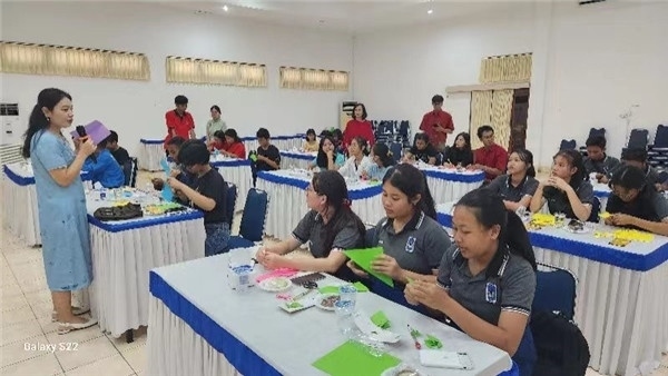 巴陵康孔子學(xué)院中方院長朱敏霞講解中國的二十四節(jié)氣。主辦方供圖