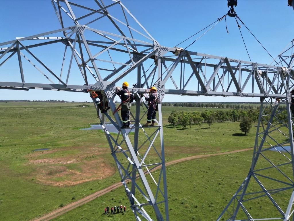 這是2023年11月15日拍攝的位于烏拉圭派桑杜省烏拉圭500千伏輸變電環(huán)網(wǎng)閉合項目施工現(xiàn)場。