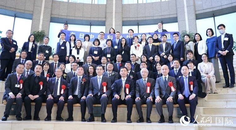到場(chǎng)嘉賓與中國(guó)駐日本大使吳江浩合影留念。人民網(wǎng) 許可攝