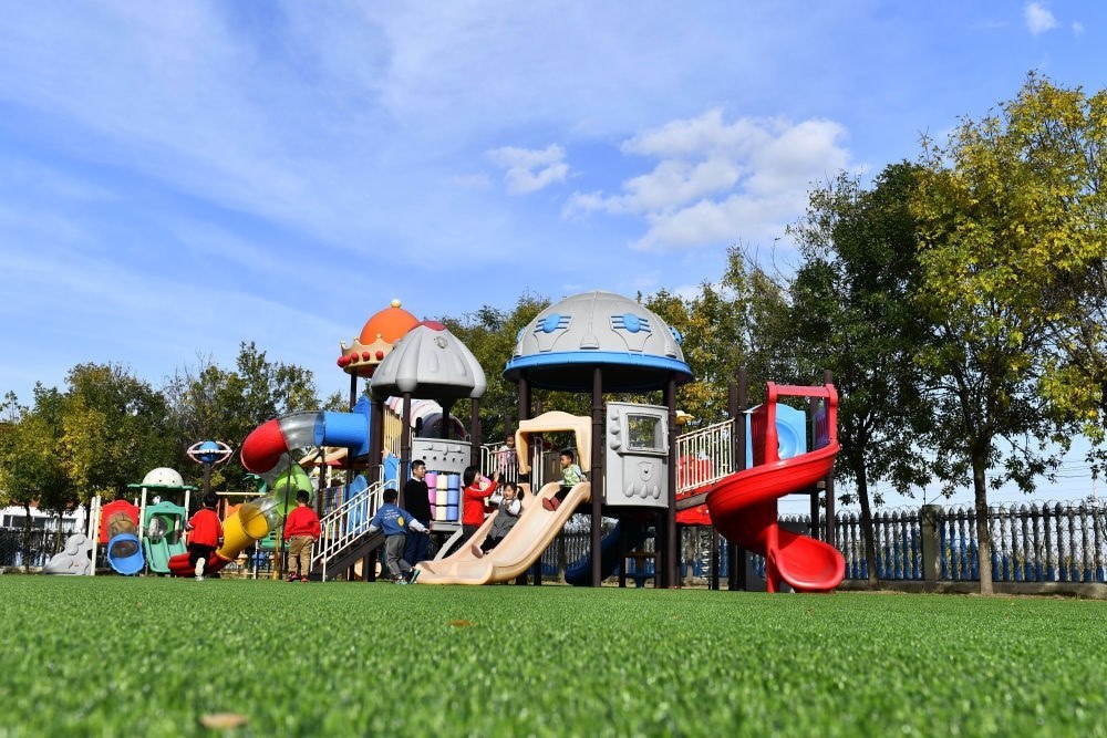 在山東省東營(yíng)市墾利區(qū)楊廟社區(qū)幼兒園，孩子們?cè)诶蠋煹膸ьI(lǐng)下進(jìn)行戶外活動(dòng)（2021年10月19日攝）。新華社記者 郭緒雷 攝